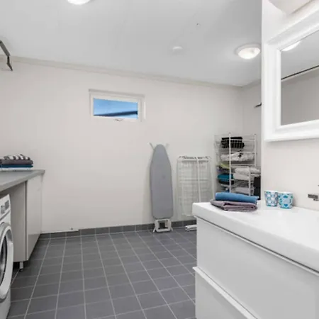 Detached House By Bike Trails And Bathing Water 度假居 特隆赫姆